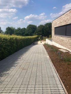 Oprit met waterdoorlatende klinkers