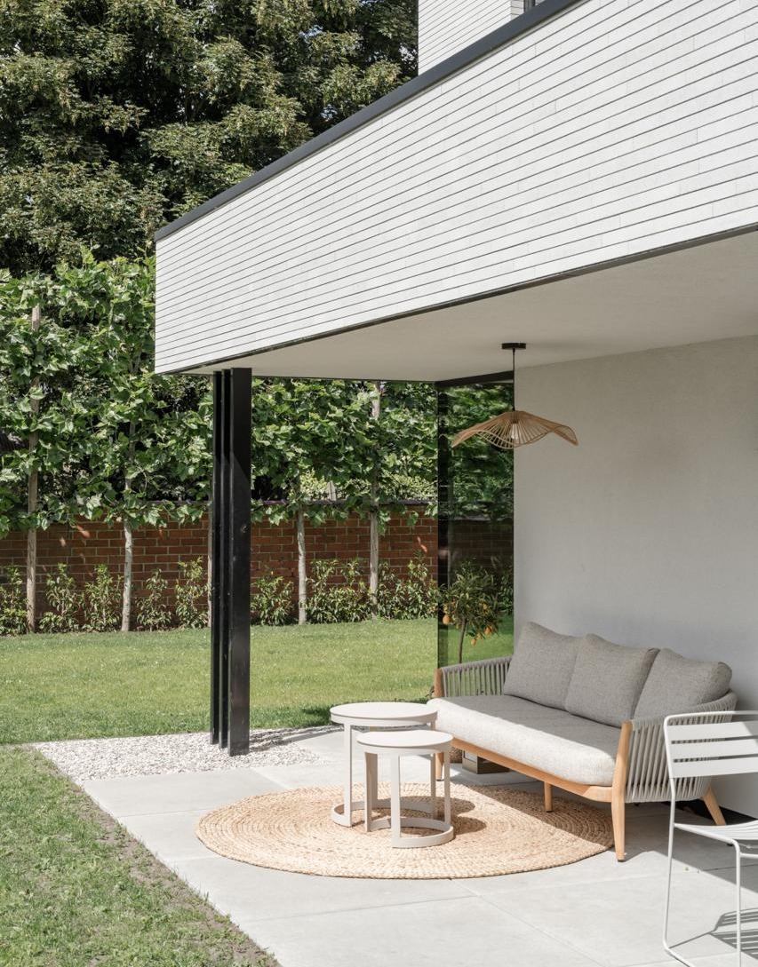 Modern terras met comfortabele buitenmeubels en natuurlijke materialen